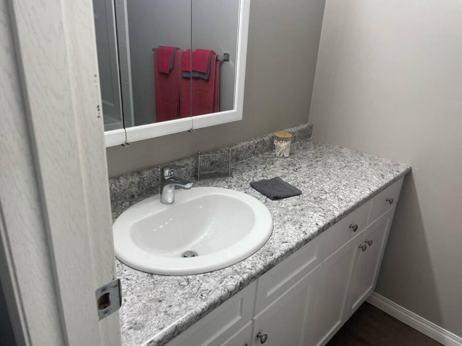 Wonderful 2-Bedroom Apartment Camrose Dış mekan fotoğraf