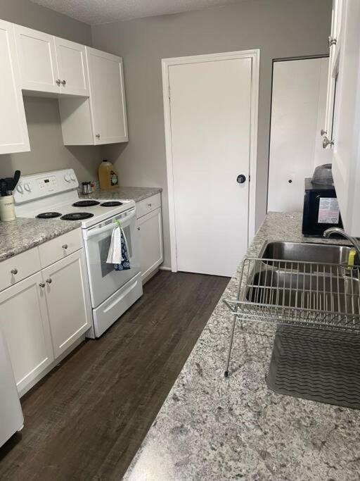 Wonderful 2-Bedroom Apartment Camrose Dış mekan fotoğraf